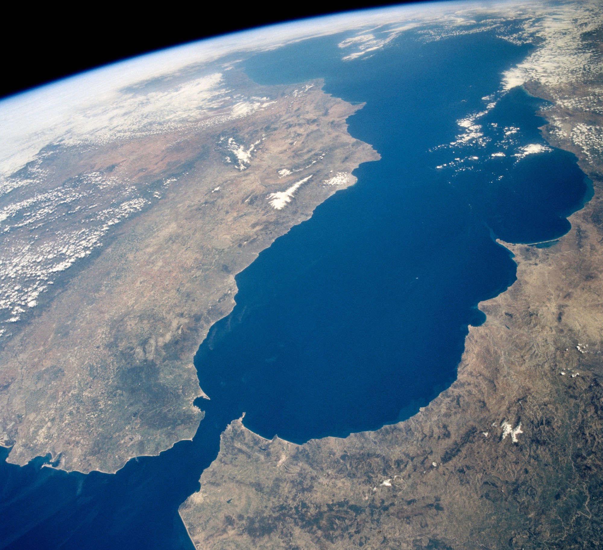 Самый большой пролив атлантического океана. Гибралтарский пролив. Гибралтарский пролив (Испания — Марокко). Гибралтарский пролив и Средиземное море. Атлантический океан Гибралтарский пролив.