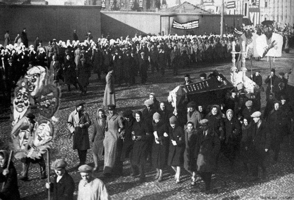 1929 год был назван годом. Москва 1929 год. Похороны Патриарха Тихона 1925. 7 Ноября 1929 года. Москва 1929 года фото.